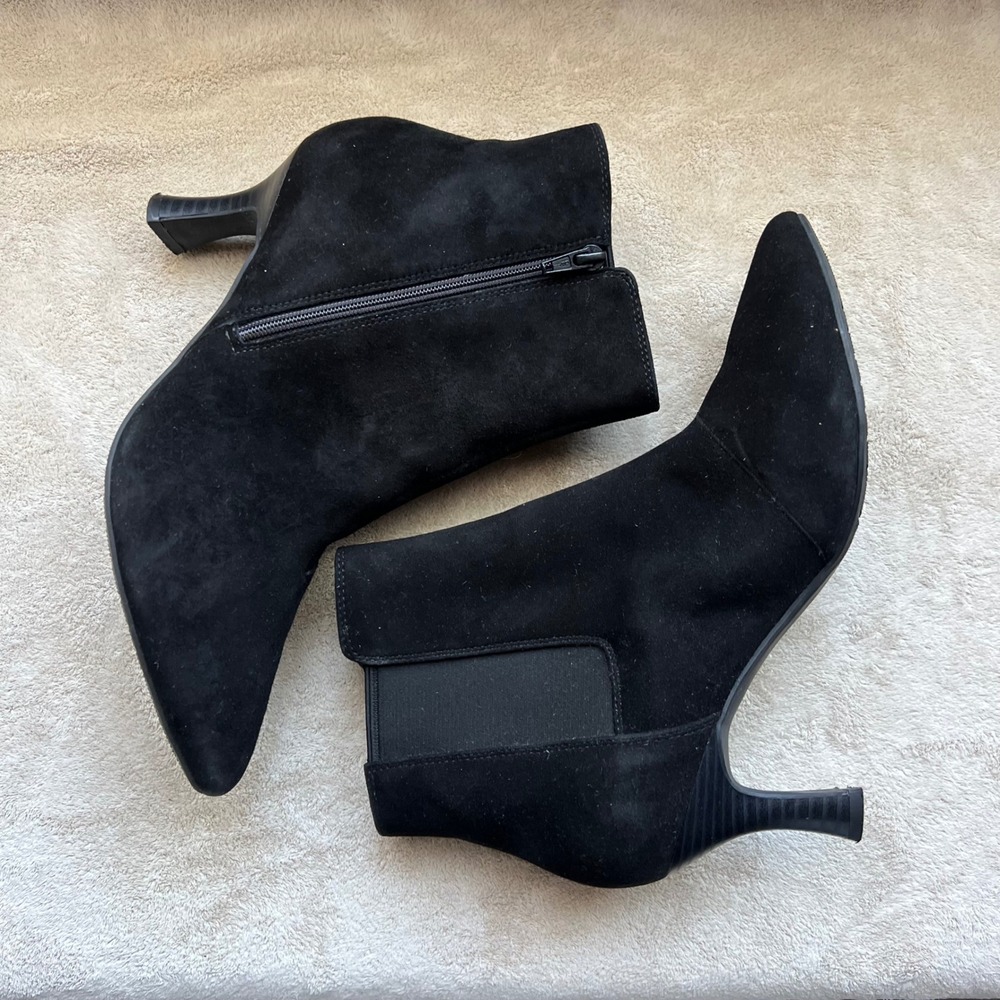 Clarks Women 9.5 M Black Suede Pointed Toe Low Heel Ankle Bootie Boot Chic